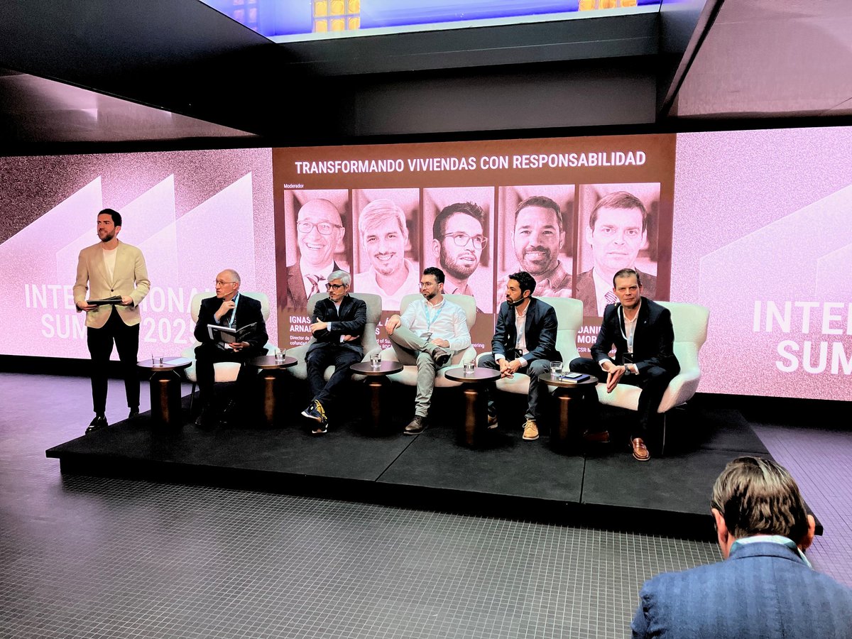 VekaIberica's tweet photo. Hoy, nuestro Responsable de RSC de VEKA Ibérica, Daniel Morales, ha participado en la mesa redonda "Transformando Viviendas con Responsabilidad" del #NOWSummit organizada por @aquitureforma
Os dejamos algunas fotos de esta interesante mesa redonda. https://t.co/E2wjqwSsMn