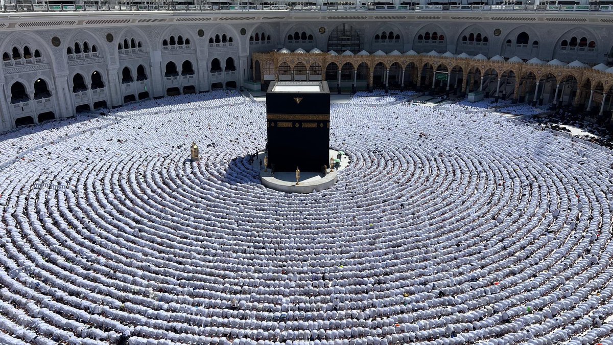 يا مليك كل من ملك يا ملاذ الهاربين ويا امان الخائفين ويا جابر المنكسرين عبيدُك بين يديك يرجون رحمتك ويخافون عذابك فيارب لا تردنا خائبين ولا عن بابك مطرودين اللهم اغفر لنا ما قدمنا وما اخرنا يالله