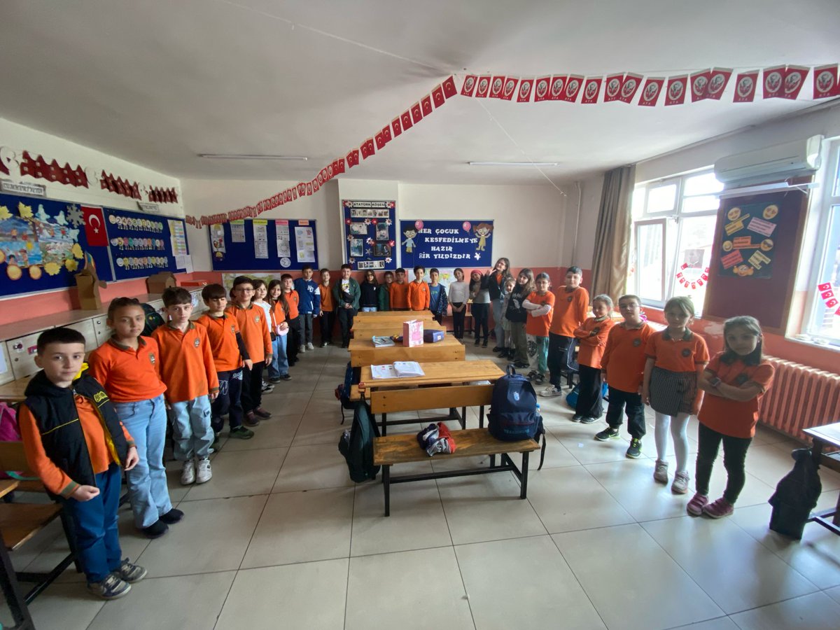 3-D sınıfı öğrencilerimiz önce arkadaşları ve sınıf öğretmenleriyle bayramlaştılar, birbirlerine şeker ikram ettiler. Sonra okul öğretmenlerine de kolonya ve şeker ikram ederek bayram coşkusunu yaşadılar.
