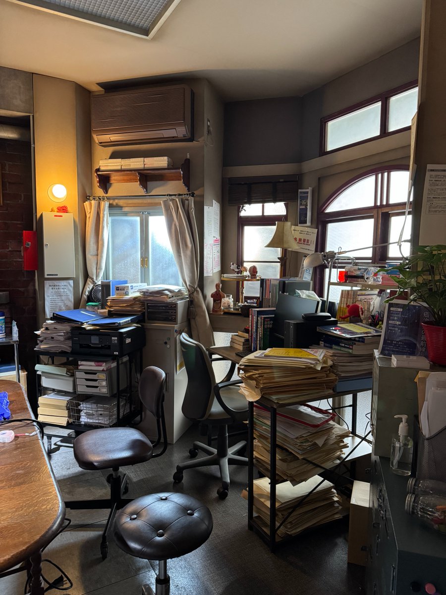 dr_asura_drama's tweet photo. 🚑 4月16日（水）よる10時スタート  
✦━━ 🩺 Dr.アシュラ 🩺━━✦  

アシュラ先生（#松本若菜）や  
保（#佐野晶哉）が働く  
帝釈総合病院・救急科🏥  

アシュラ先生と保が出会う場となる、  
救急科の休憩室のセットをご覧ください👀  

ここを飛び出した先に、どんな“修羅場”が  
待っているのでしょうかーー⁉️  

#ドクターアシュラ 🚑