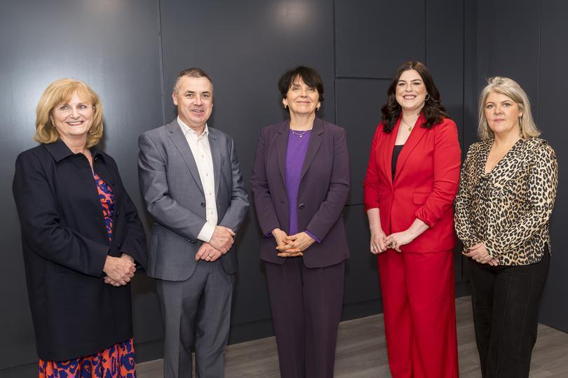 HumanitiesUCD's tweet image. Príomhoide an Choláiste an tOllamh Regina Uí Chollatáin, Rónán Ó Domhnaill (@CNaM_ie ), Uachtarán na hOllscoile an tOllamh @OrlaFeely, MC an lae Áine Ní Bhreisleáin agus Lynette Faye a d&apos;eagraigh clár an fhóraim.