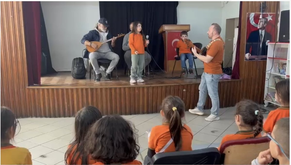 "Ailemle Sahnedeyim" etkinliklerimiz kapsamında öğrencilerimiz ve velilerimiz birlikte şarkılar söylediler. Velilerimize teşekkür ediyoruz.