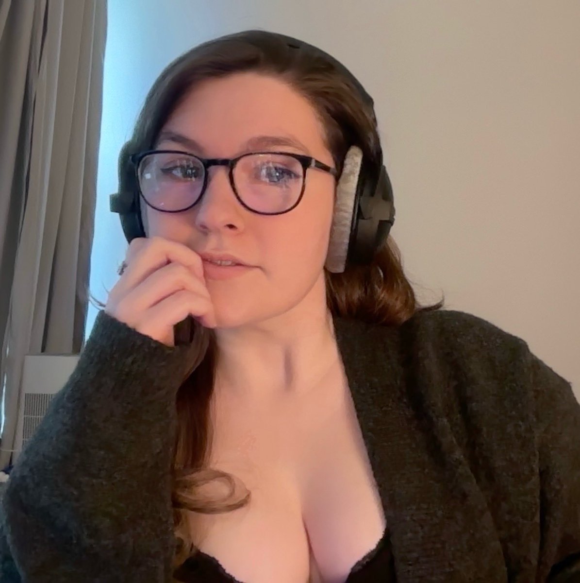 firnella's tweet image. Anyways hiii I’m fern!! A lesbian artist who draws lesbians and hates AI 🥰