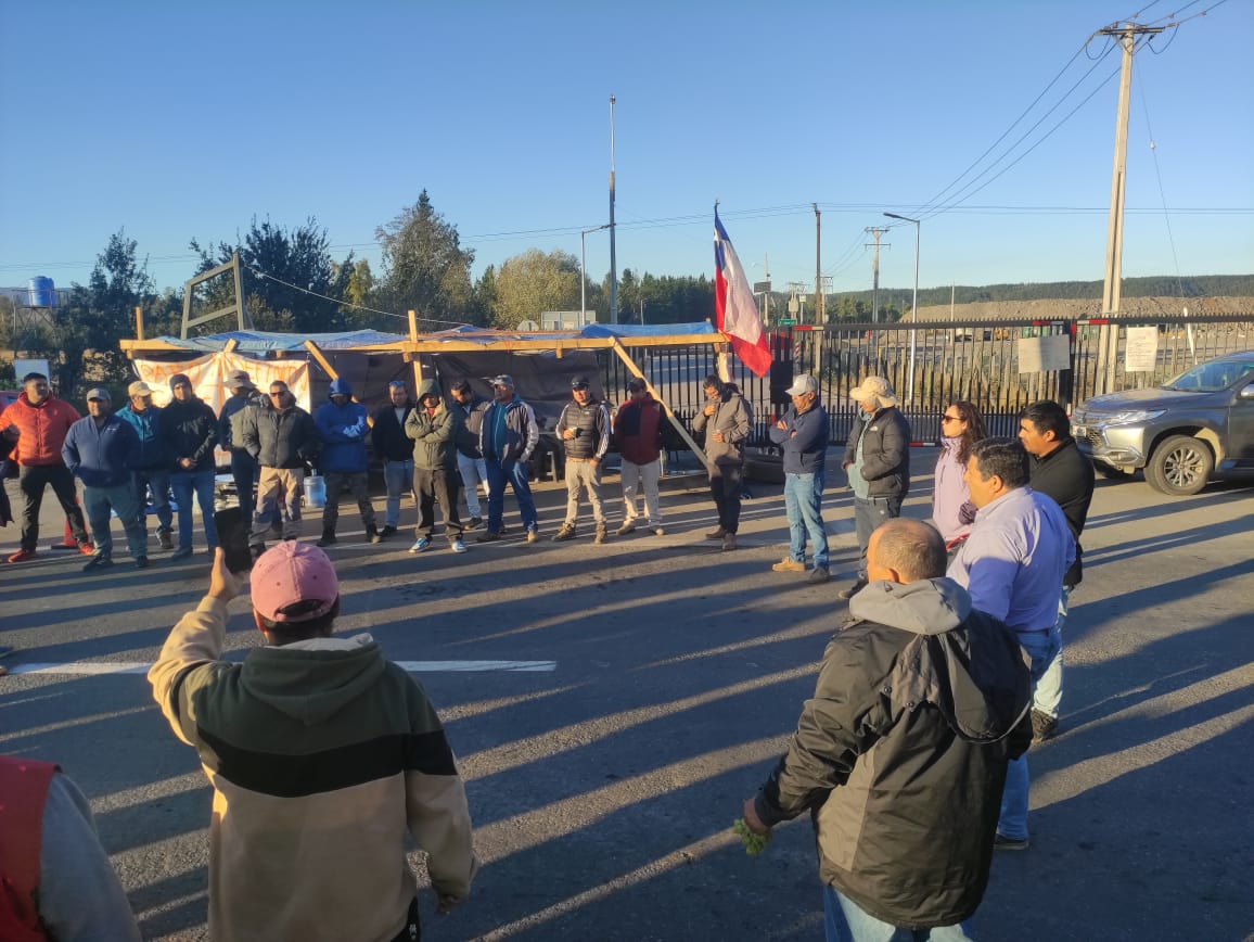 En la ciudad de Santa Bárbara se mantiene la huelga legal del SINTEC-Chile por condiciones de higiene y seguridad en la construcción de la Central Hidroeléctrica Rucalhue, proyecto a cargo de la transnacional China International Wather &amp; Electric.