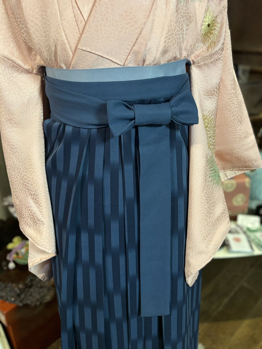 tsukimisou2's tweet photo. 今年の #卒業袴 で人気だったリボンの結び方
リボン返しも可愛いけど、こちらの方がスタイリッシュで好きです😊
インスタに結び方のリール動画載せたので、興味ある方はどうぞ！

https://t.co/BhfICnQwGX

#袴のリボンの結び方 https://t.co/bE18vLaDpV