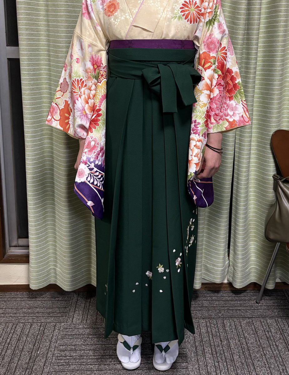 tsukimisou2's tweet photo. 今年の #卒業袴 で人気だったリボンの結び方
リボン返しも可愛いけど、こちらの方がスタイリッシュで好きです😊
インスタに結び方のリール動画載せたので、興味ある方はどうぞ！

https://t.co/BhfICnQwGX

#袴のリボンの結び方 https://t.co/bE18vLaDpV