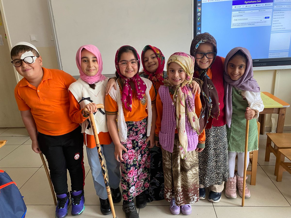 2-D sınıfımız 27 Mart Dünya Tiyatrolar Günü'nü sınıflarında sergiledikleri oyunlarla kutladılar.