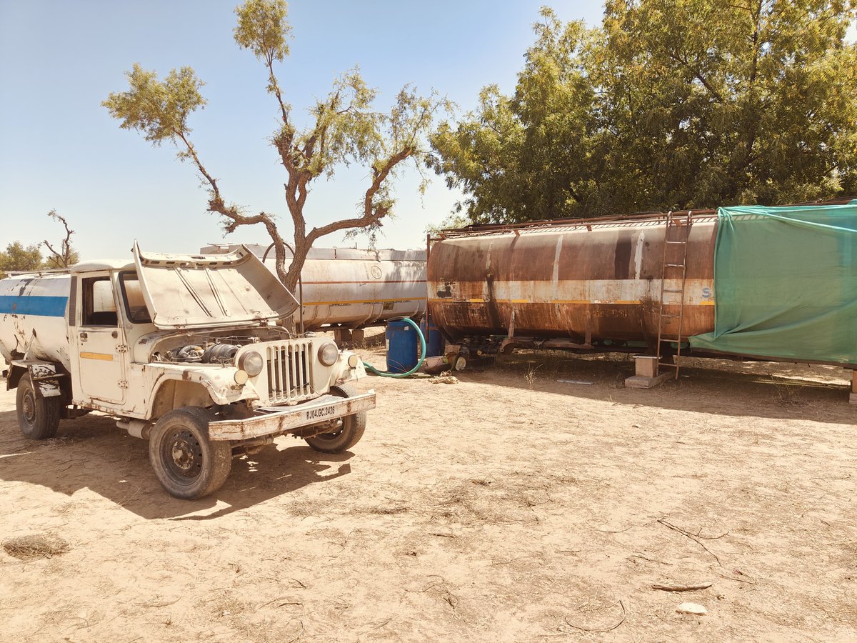 BalotraPolice's tweet image. #Balotra: बालोतरा पुलिस की अवैध गतिविधियों के विरूद्ध बड़ी कार्यवाही।

खेत से 53000 लीटर अवैध बायो डीजल जब्त।

दो बड़े टैंकर, दो पिकअप, एक जनरेटर, तीन ड्रम, अन्य सामान व 47000 रूपये जब्त।

@Igp_Jodhpur
@PoliceRajasthan

#BalotraPolice #IllegalActivity #BioDieselSeizure #BioDiesel