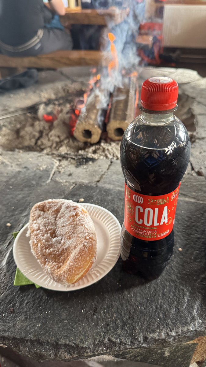 Hiihtokausi päätetty perinteisin (kolmas vuosi) menoin hiihtämällä Ylläsjärveltä Kotamajalle munkille ja kokik..se.. jollekin kokiksen tilalle tulleelle juomalle. Todella sairasta huumoria. #ylläs #kotamaja