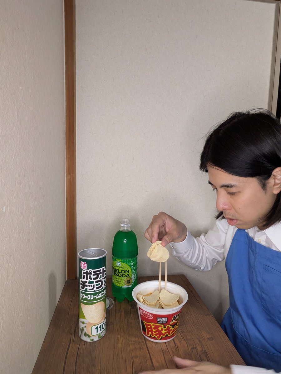 c_maina_saida's tweet photo. 仕事では真面目で誠実な人なのに昼食では大暴れしている店長
#せつない人モノマネ https://t.co/Q4M7TlS7gI