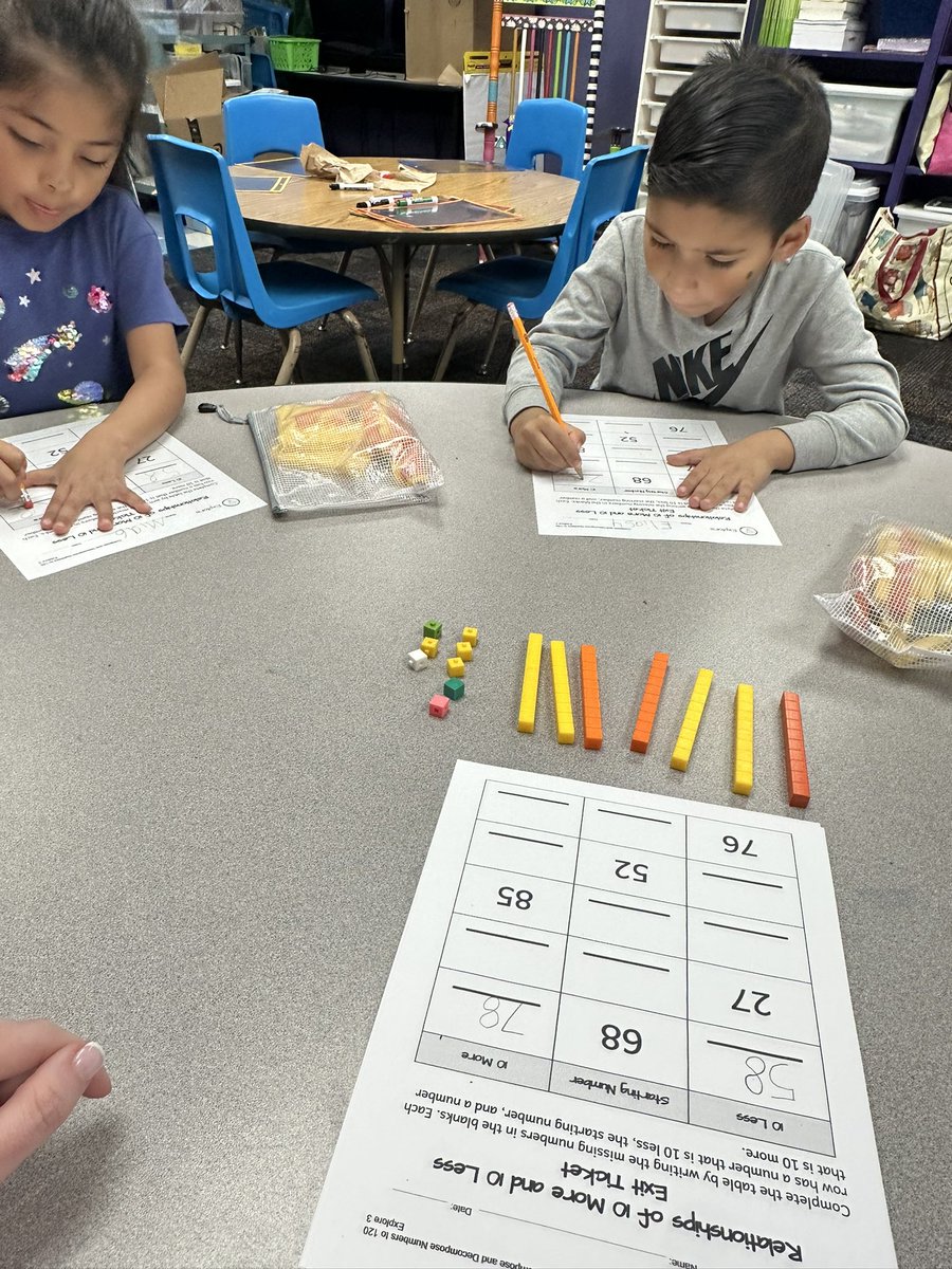 MHuntMISD's tweet image. First graders are working hard on their place value skills using base ten blocks! Watching them build numbers and break them down into tens and ones is amazing. Hands-on learning at its best! #PlaceValue #BaseTenBlocks #FirstGradeMath @Alaina_Boaz