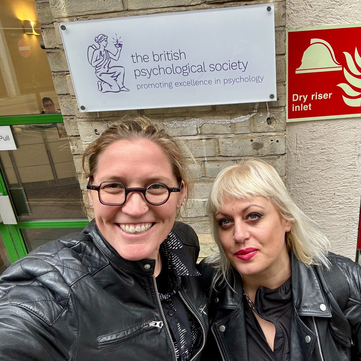 1/4 Proud to co-deliver today with <a href="/JoPavlopoulou/">Dr Georgia Pavlopoulou</a>  for #annafreud about ways to support (and prevent future trauma) for autistic people.

We talk about: