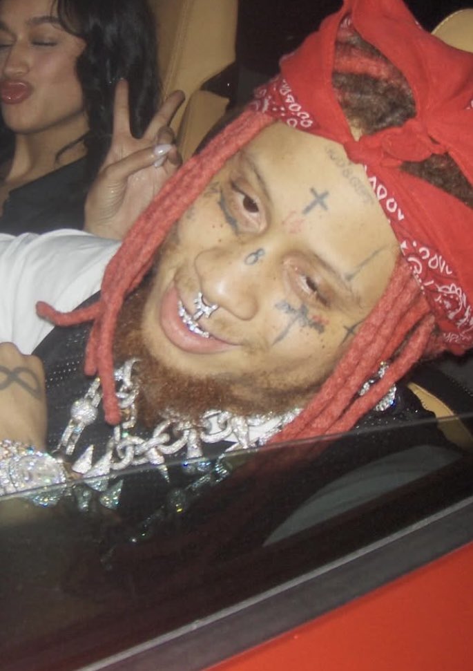 dazechrisdior's tweet image. Look at this niggas face . How you ain’t know better ? 🤣🤣🤣