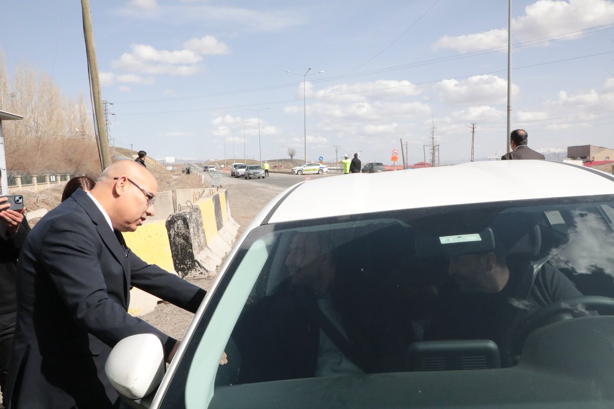 1 Kural 1 Ömür 🇹🇷

Valimiz Sayın Mustafa KOÇ, İl Jandarma Komutanı Tuğg. Fatih Cemal KİPAR ve İl Emniyet Müdürü Yılmaz İPAR ile,

🚦 Ramazan Bayramı öncesi trafik denetimlerine katıldı.

📍Valimiz, vatandaşlarımızın Bayramını kutlayarak, trafik kurallarına uymalarını söyledi.
