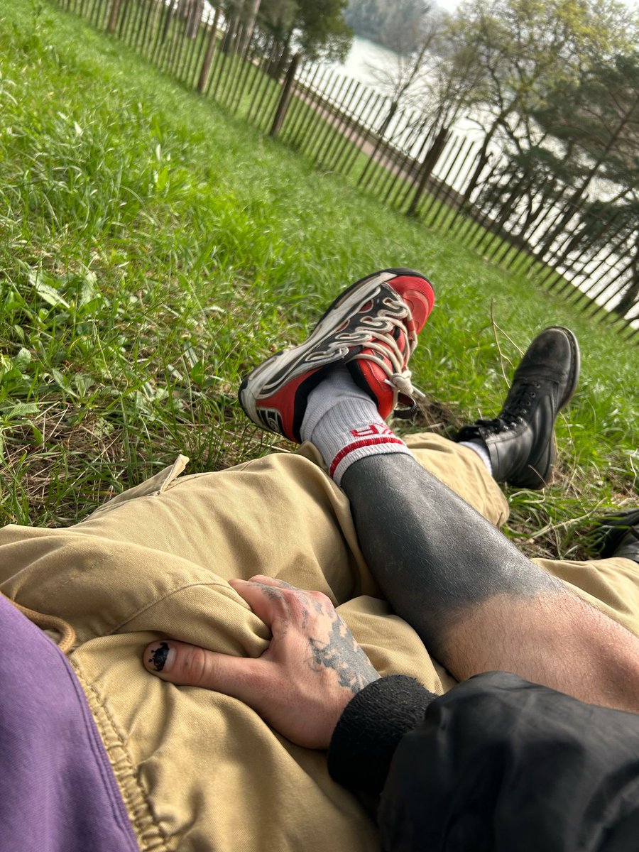 Hello I'm black ⏰
currently in Lyon for vacation ☀️
I'm back with news hot videos. 
Top mood 🔞
I will take the rhythm of 3 or 4 big videos per month, 
Thank you ❤️💜