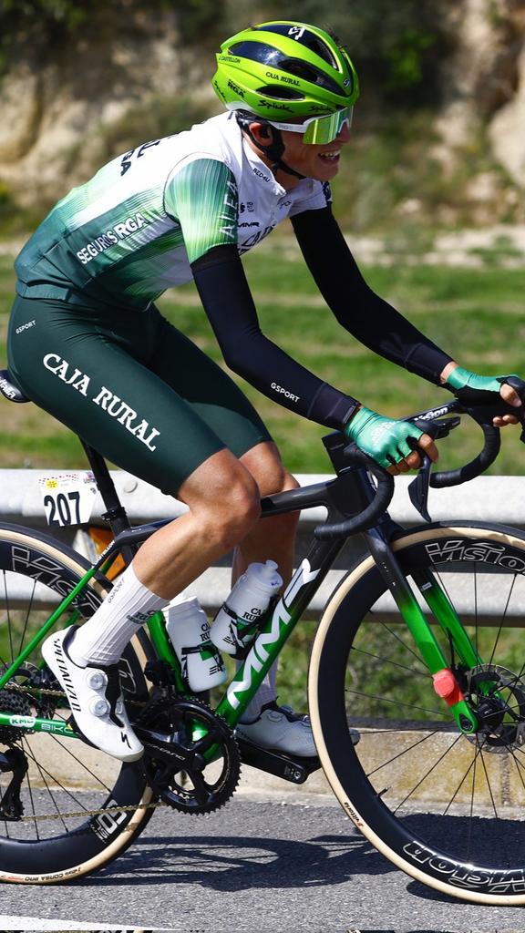 #voltacatalunya104 🏁-94 km

🤜Un valiente <a href="/jancastellon_/">Jan Castellon</a> forma parte desde hace unos kilómetros de la fuga de 7 ciclistas.

👀 La diferencia al pelotón es de 1,40".