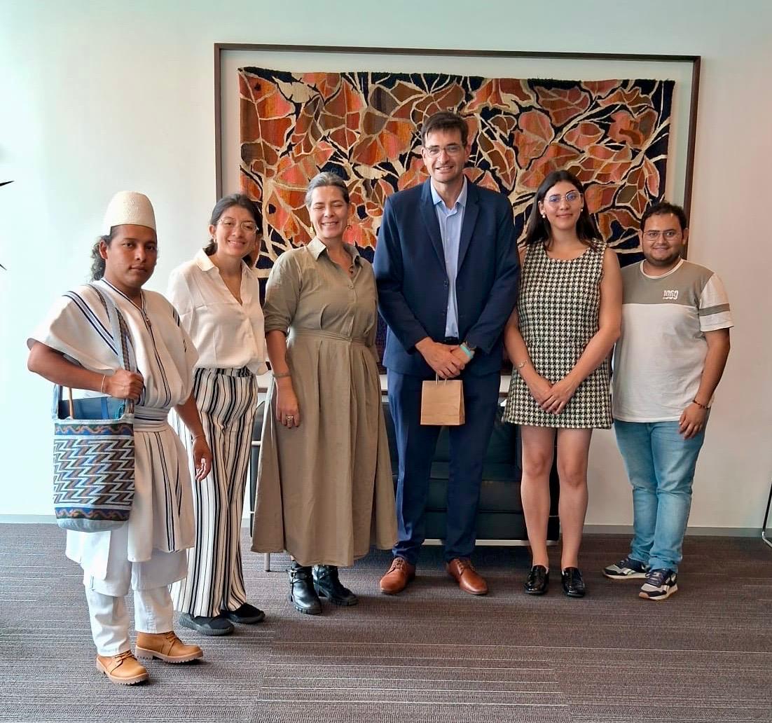 AuciUruguay's tweet photo. Profesora y estudiantes de @EscuelaGobFigri de la @UExternado, en el marco del proyecto #Goblab Agentes y herramientas de la integración regional de @FIGRIEscuelaRI entrevistaron al director ejecutivo de #AUCI, @Clavijo_Martin. https://t.co/ReCz73TElT