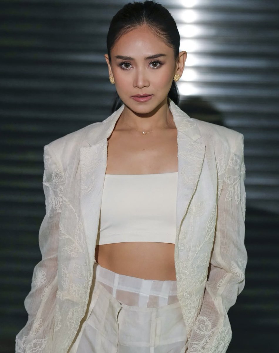 sarahgpopster's tweet photo. THE FACE CARD🧎‍♀️🧎‍♀️ https://t.co/HsLvuTTZg0