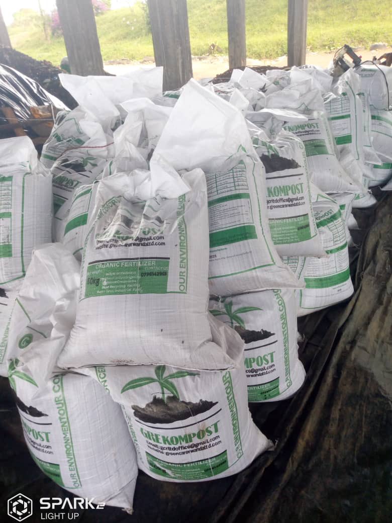 GreencareRwanda's tweet image. To make high-quality compost, keep your microorganisms happy! 🌱😊 Regularly monitor moisture (like a damp sponge, 50-60%) and temperature (keep it warm, 130-160°F). Happy microbes = Better compost = Healthier soil &amp;amp; higher crop productivity! 🌾💪 #CompostingTips #SoilFertility