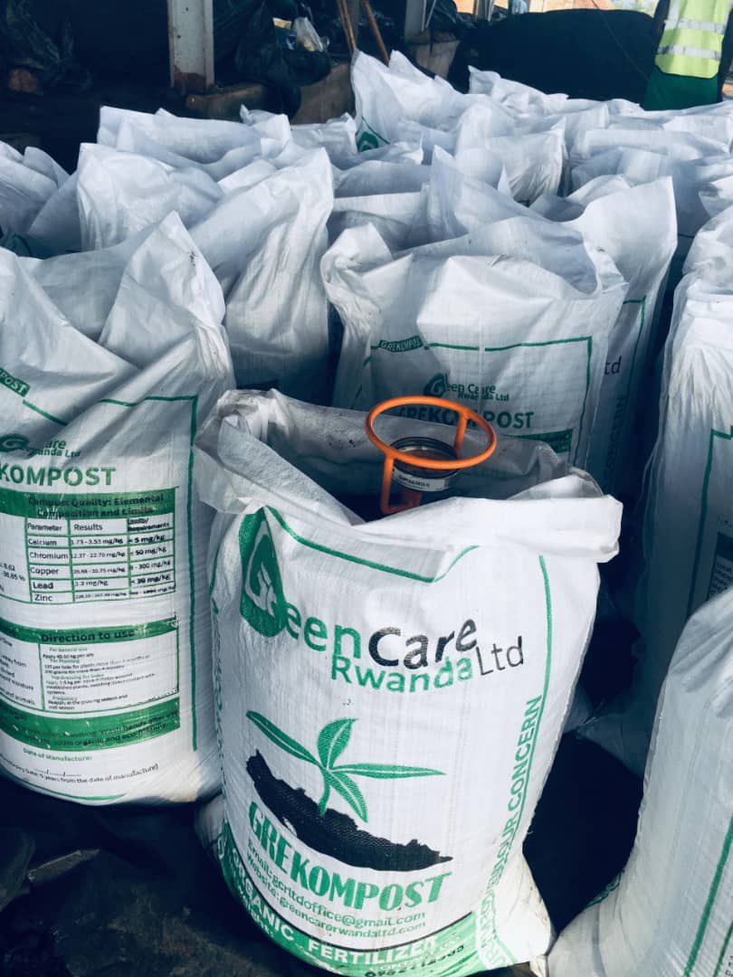 GreencareRwanda's tweet image. To make high-quality compost, keep your microorganisms happy! 🌱😊 Regularly monitor moisture (like a damp sponge, 50-60%) and temperature (keep it warm, 130-160°F). Happy microbes = Better compost = Healthier soil &amp;amp; higher crop productivity! 🌾💪 #CompostingTips #SoilFertility
