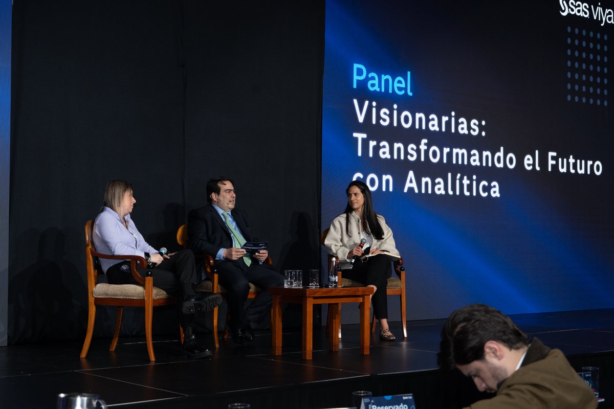 Sas_Colombia's tweet image. En #HelloDataColombIA: María Fernanda Gutiérrez (Nu Colombia) y Yira Garzón (@BancodeBogota) exploraron cómo la analítica y datos revolucionan las finanzas. Debatieron además sobre liderazgo, innovación y competitividad.