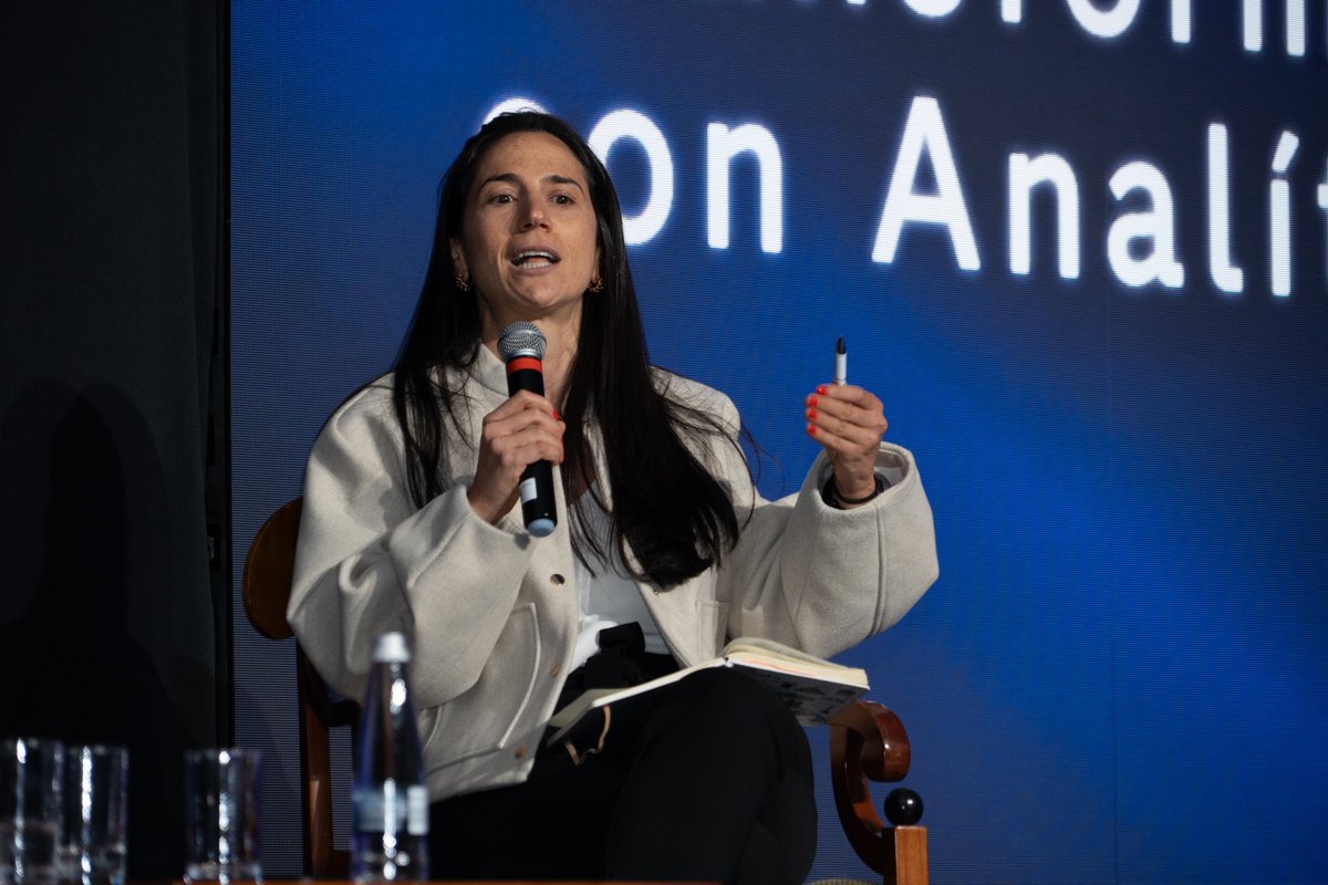 Sas_Colombia's tweet image. En #HelloDataColombIA: María Fernanda Gutiérrez (Nu Colombia) y Yira Garzón (@BancodeBogota) exploraron cómo la analítica y datos revolucionan las finanzas. Debatieron además sobre liderazgo, innovación y competitividad.