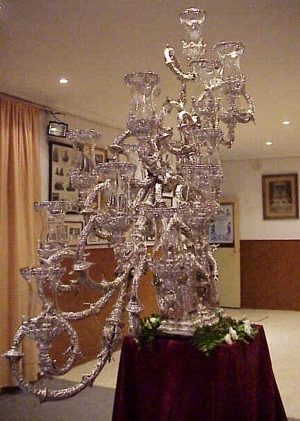 ✍🏻 Sabías que…
Los escudos del Real Betis y del Sevilla FC están representados en los candelabros de cola de la Virgen de la Hiniesta.