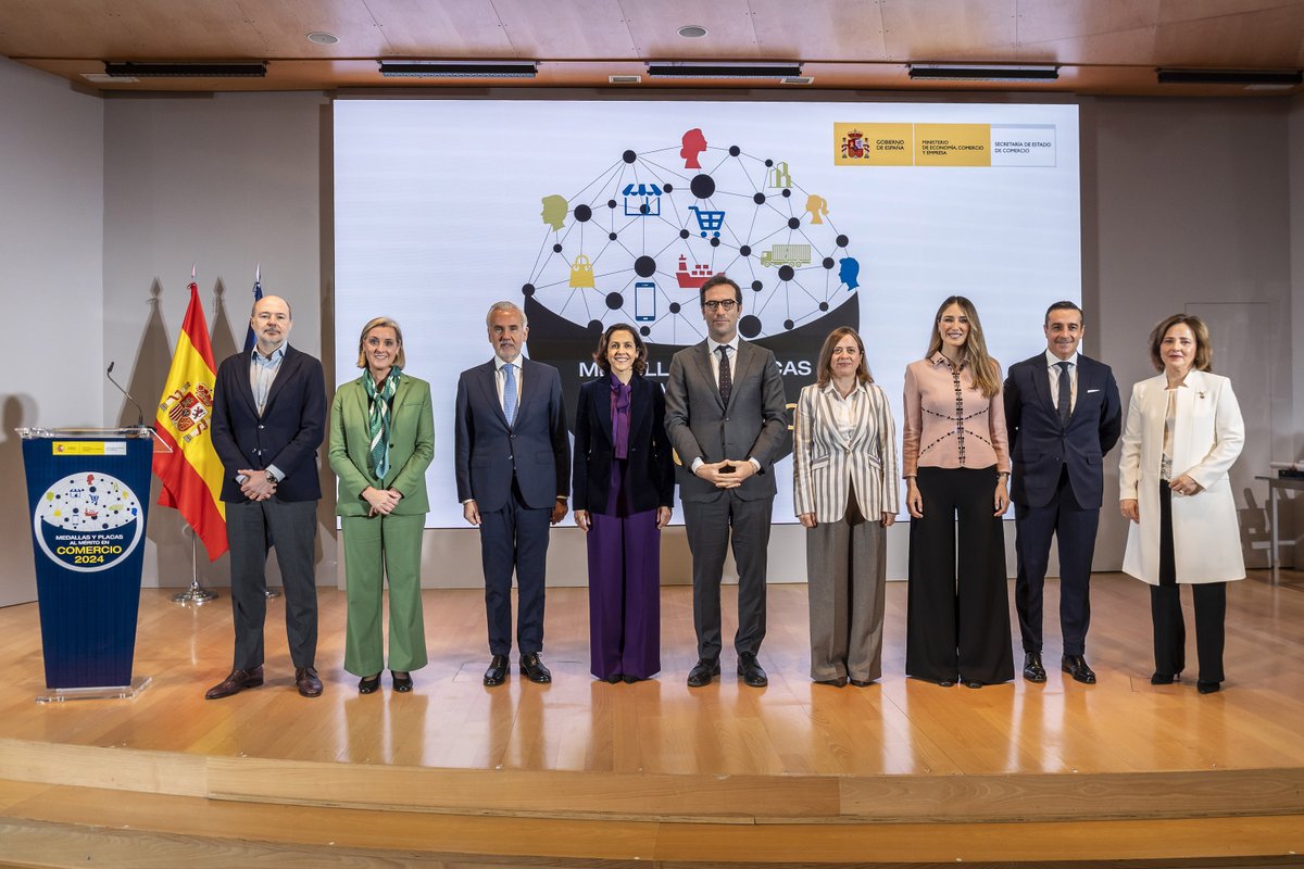 Secretaría de Estado de Comercio (@se_comercio) on Twitter photo 📸Medallas y Placas al Mérito en #Comercio 2024.
🛍️Comercio #Interior: <a href="/EuroCommerce/">EuroCommerce</a> y Jordi Morral Hospital de <a href="/esAsemac/">Asemac</a>
🌍Comercio #Exterior: <a href="/NicolasCorreaSA/">Nicolás Correa S.A.</a> y Juan Carlos de Terry <a href="/TerrySelection/">Terrys</a>
👩💼Mujer & Internacionalización: @GBfoods y Andrea Barber de <a href="/rated_power/">RatedPower</a> 📸Medallas y Placas al Mérito en #Comercio 2024.
🛍️Comercio #Interior: <a href="/EuroCommerce/">EuroCommerce</a> y Jordi Morral Hospital de <a href="/esAsemac/">Asemac</a>
🌍Comercio #Exterior: <a href="/NicolasCorreaSA/">Nicolás Correa S.A.</a> y Juan Carlos de Terry <a href="/TerrySelection/">Terrys</a>
👩💼Mujer & Internacionalización: @GBfoods y Andrea Barber de <a href="/rated_power/">RatedPower</a>
