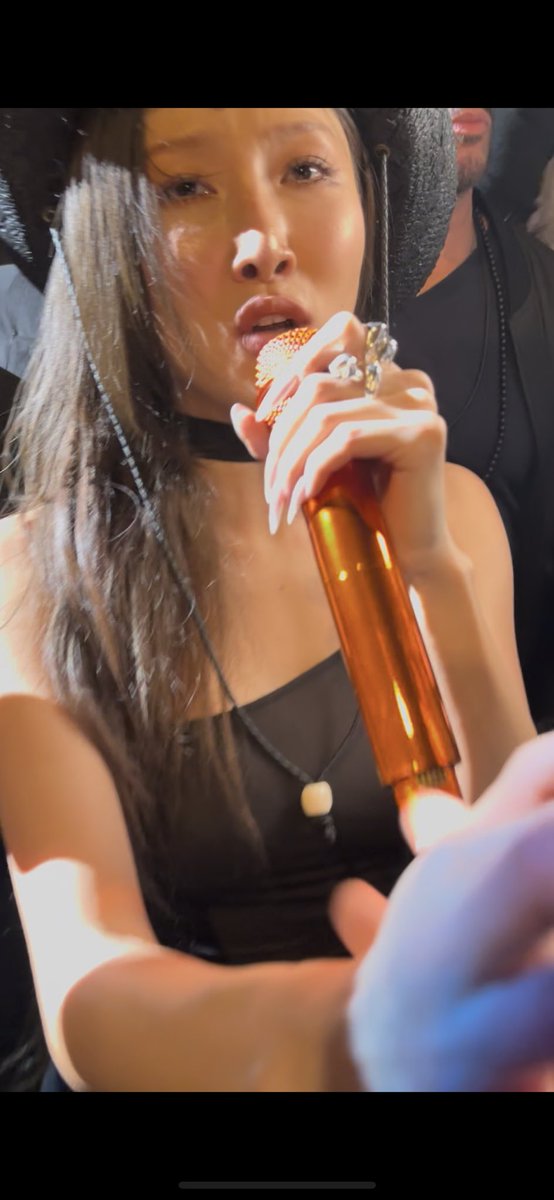 kuhcona's tweet image. Yeoooo we locked eyes and held hands !! Wat tf is even life ?!?! 🫨🤩😍🥰😖

#HWASA #화사 #HWASA_Twits_NA