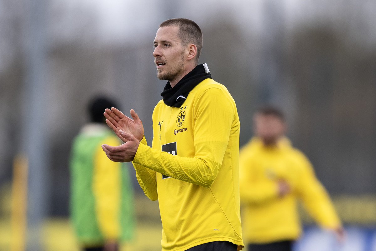 #BVB - Riesen-Lob von Kovac für Waldemar Anton: „Er imponiert mir. Menschlich ist er ganz weit oben anzusiedeln. Es war nicht einfach für ihn. Er hat aber nicht aufgegeben und nicht geschmollt.“

„In jedem Training gibt er 100%. (…) Er ist ein Vorbild für jeden einzelnen. So