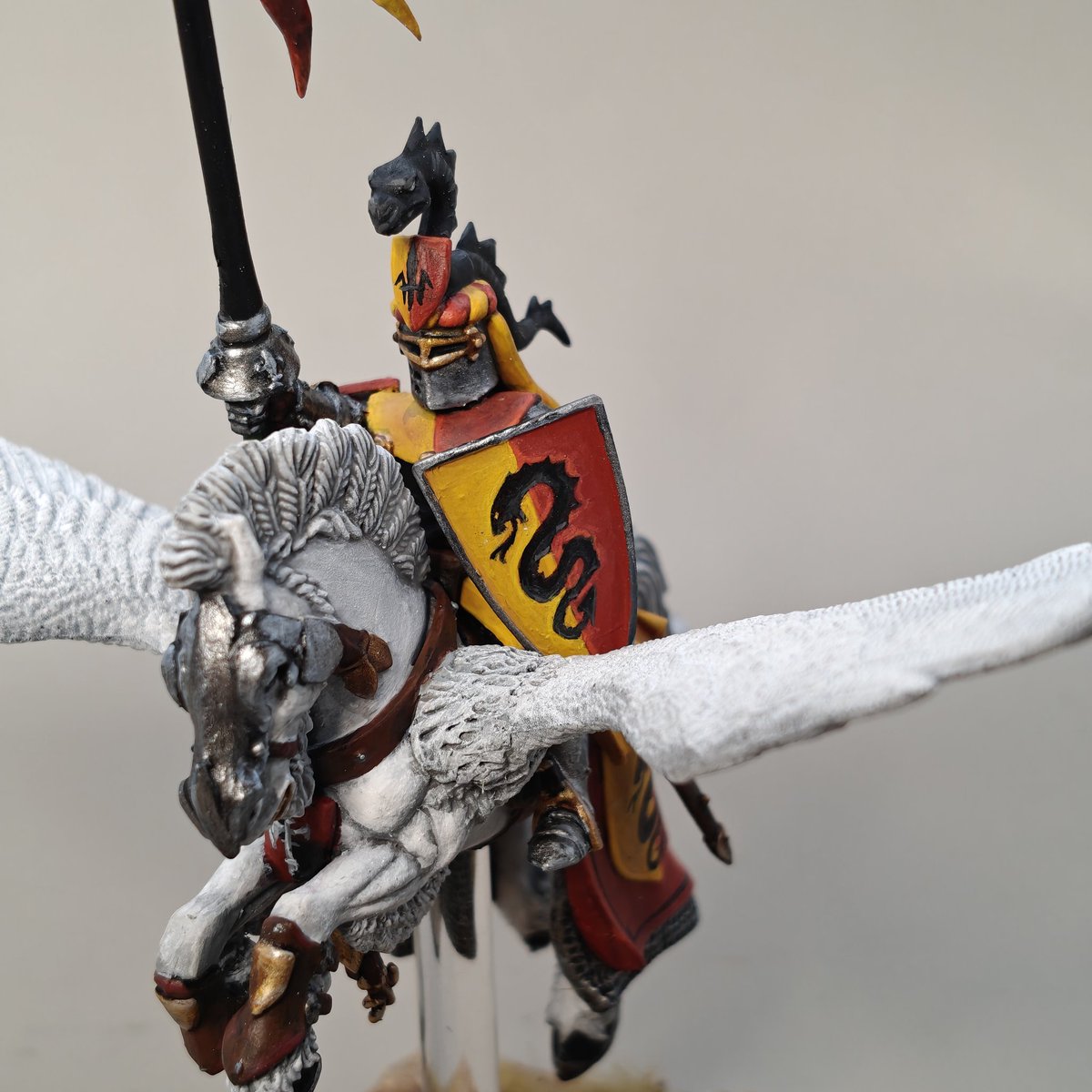 Pegasus knight finished!
.
.
.
#bretonnia #warhammerfantasy #WarhammerCommunity #gamesworkshop #theoldworld