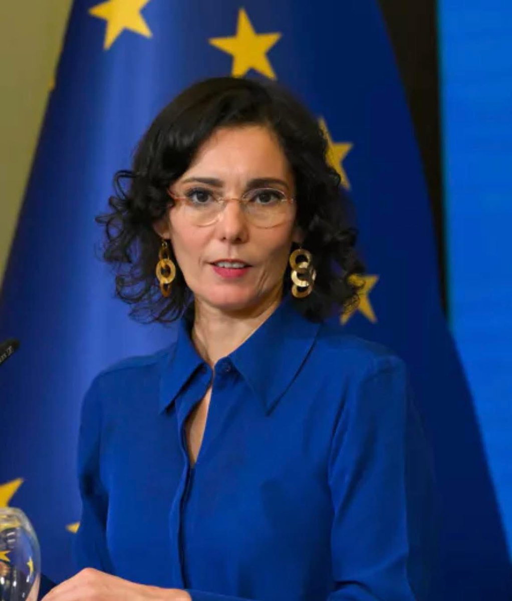 _big_stone's tweet photo. Apprendo da questa necrofora Mary Poppins che per salvarci da una imminente guerra nucleare che #Putin sta per scatenare contro i poveri irenici europei, abbiamo bisogno di una bottiglietta d’acqua, di un coltellino svizzero e di un mazzo di carte da gioco. Io boh. https://t.co/WPfRwTUanb