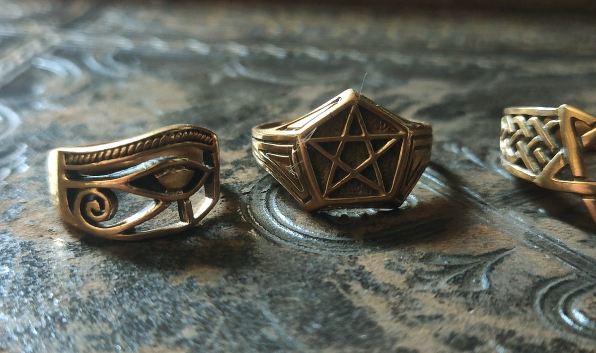WickedVintageUK's tweet photo. New arrivals!
Small collection of vintage bronze #occult #pagan rings, various sizes! Lovely quality 😊
#occultring #paganring #bronzering #pentagramring #paganstar #eyeofhorusring ✨✨✨✨ https://t.co/QuAJlgaNtF
