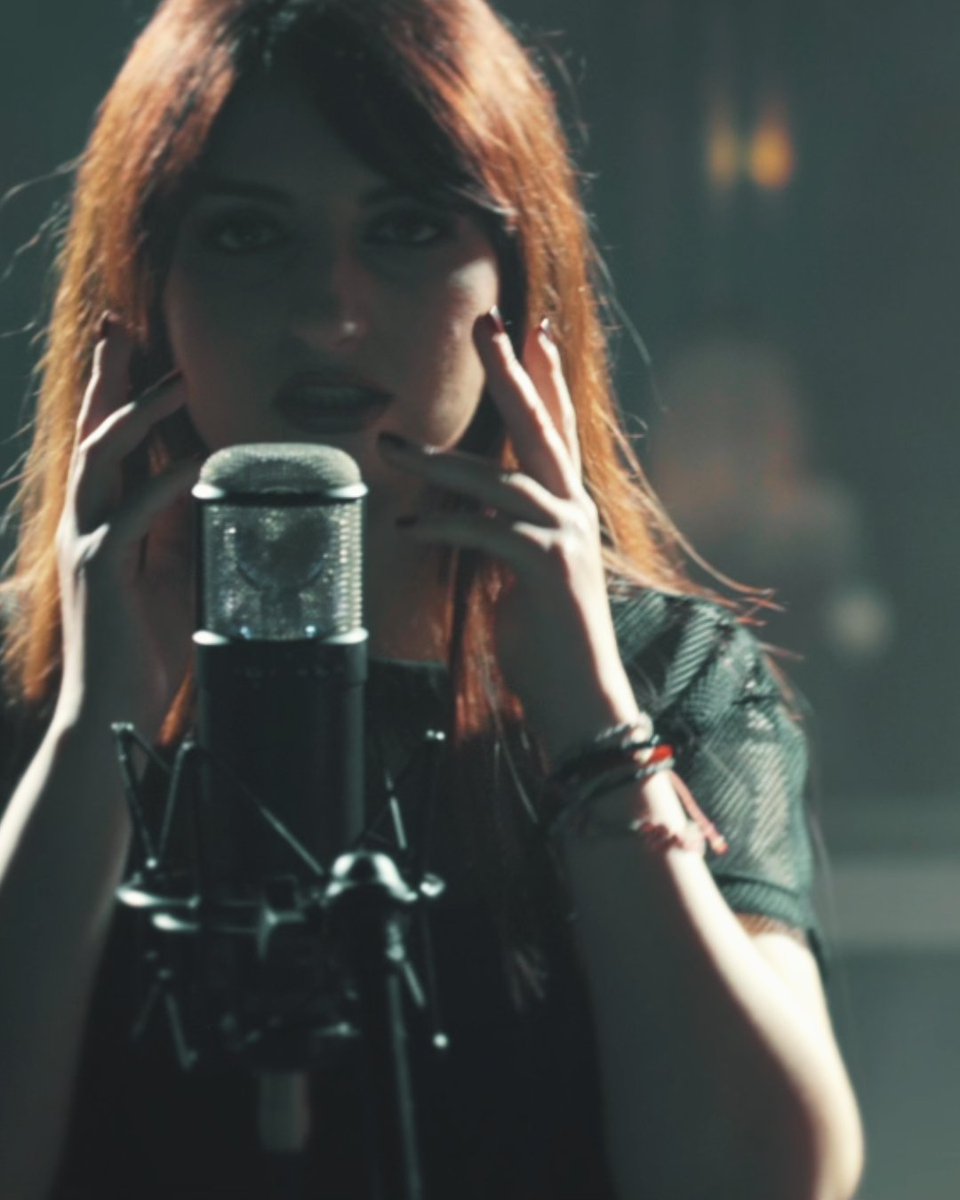 MEET THE VOIDS!
Veronica - Vocals, Keyboards

She brings color to the band, even if she dresses in black. Between powerful vocals, gothic fashion, and a deep love for books and cats, she’s the enchanting force that keeps us spellbound! 🎤✨

#QueenOfTheVoid #GlimmeVoid #singer