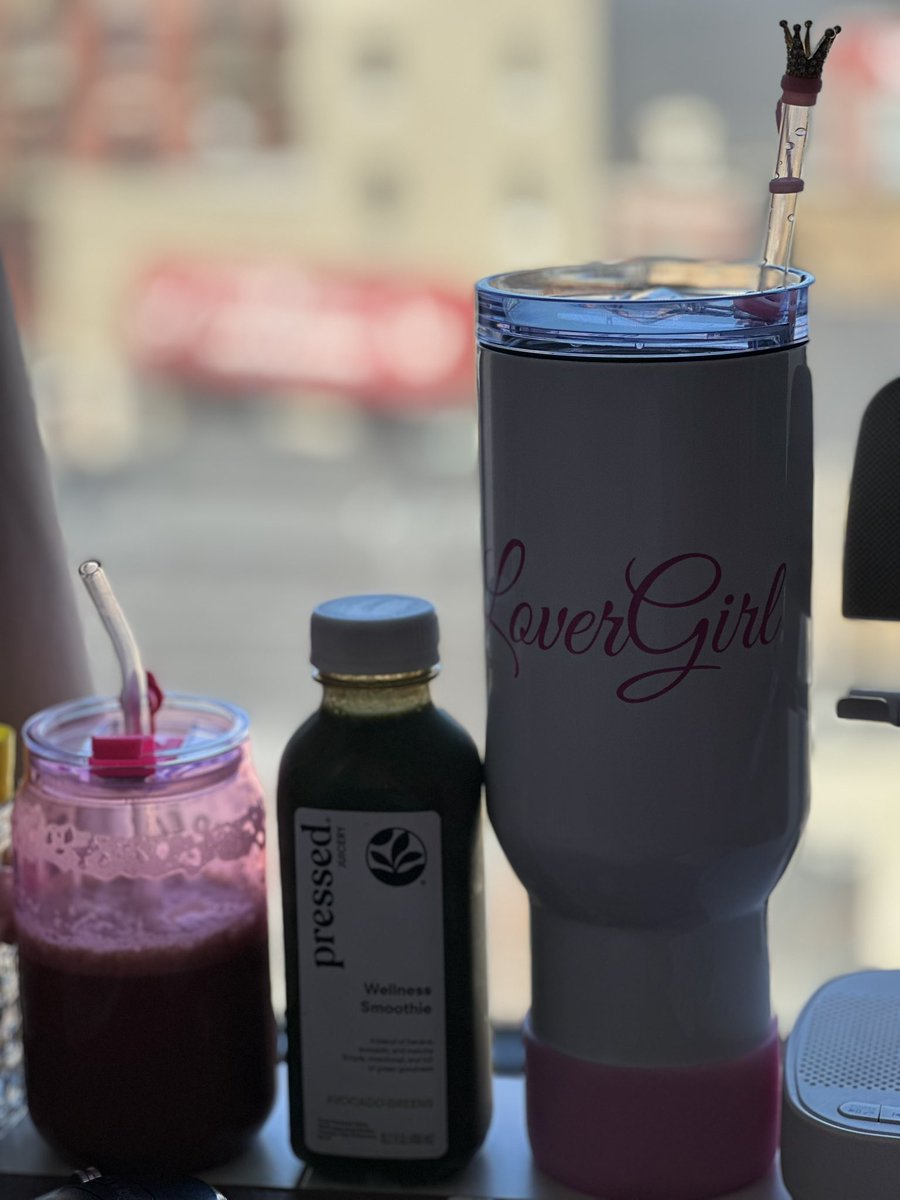ItsFearlessMimi's tweet photo. Starting the morning off right. Coffee, Green smoothie and 40z of water https://t.co/6kRRl6yTI6