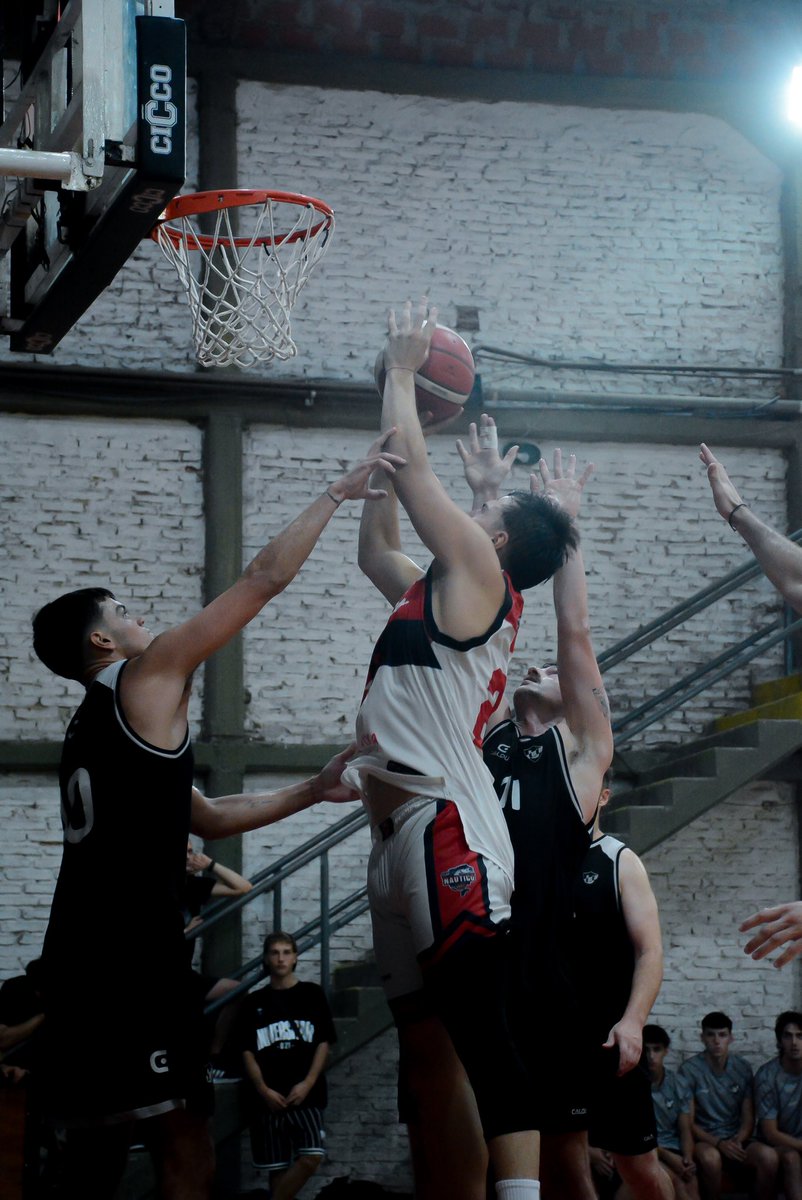 Volvimos y con victoria 💪🏻

✅  71 a 38 ante Universitario

👉🏻 Destacados: 
           Gauna Ramiro 13 puntos, 4 rebotes y 4 recuperos
           Lagneaux Lucas 12 tantos y 5 tableros

🔜 jueves 3 de abril 21.30hs en Sud América

¡Vamos los pibes! 💙♥️

ph <a href="/yaninagonnzalez/">Yanina González Cachambí</a>