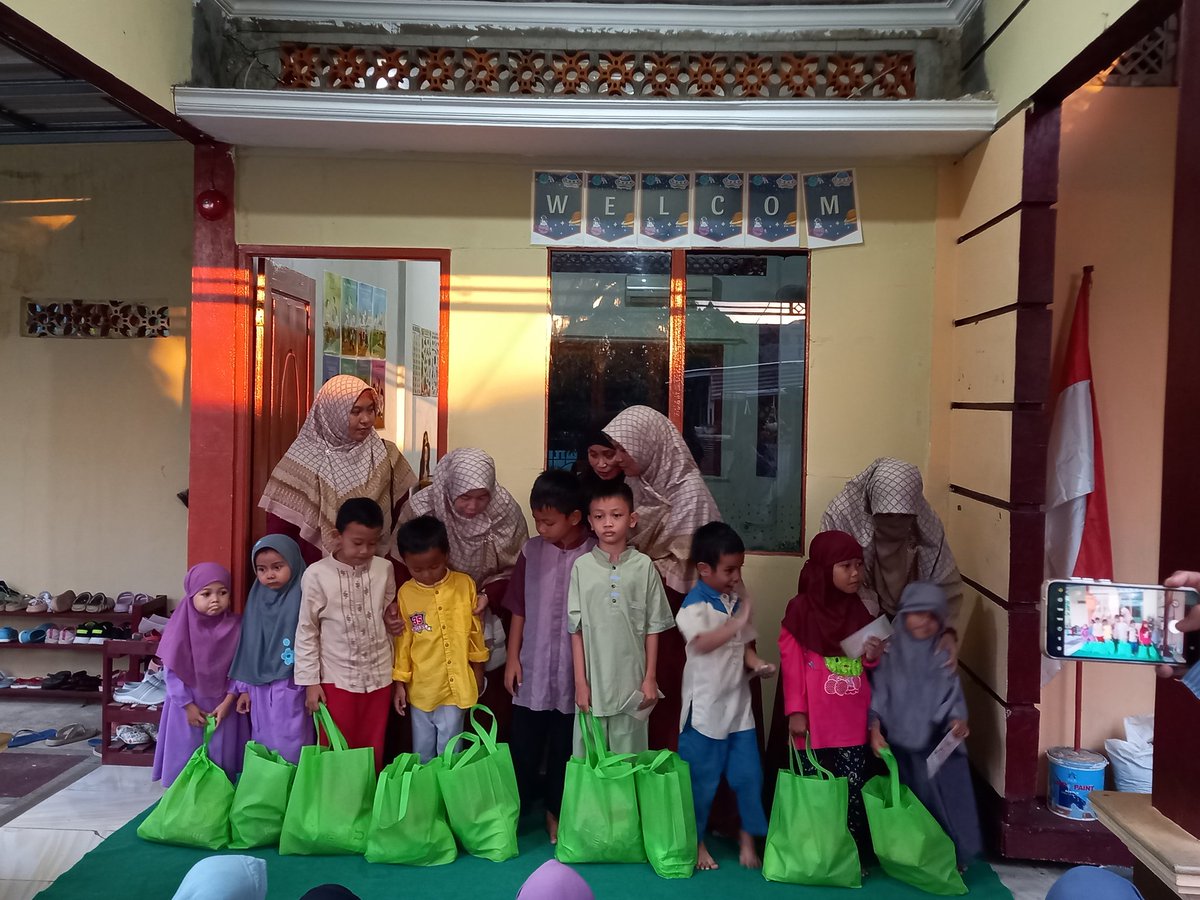 FLOnaad's tweet image. Jumat berkah terakhir di penghujung Ramadhan, terimakasih kakak² ELF yg sdh berdonasi. Sore tadi, sdh dibagikan paket Lebaran untuk 10 adik² yatim, 4 diantaranya yatim piatu. 
Berkah untuk tmn² semua 💙
#ELFIndonesiaBerbagi