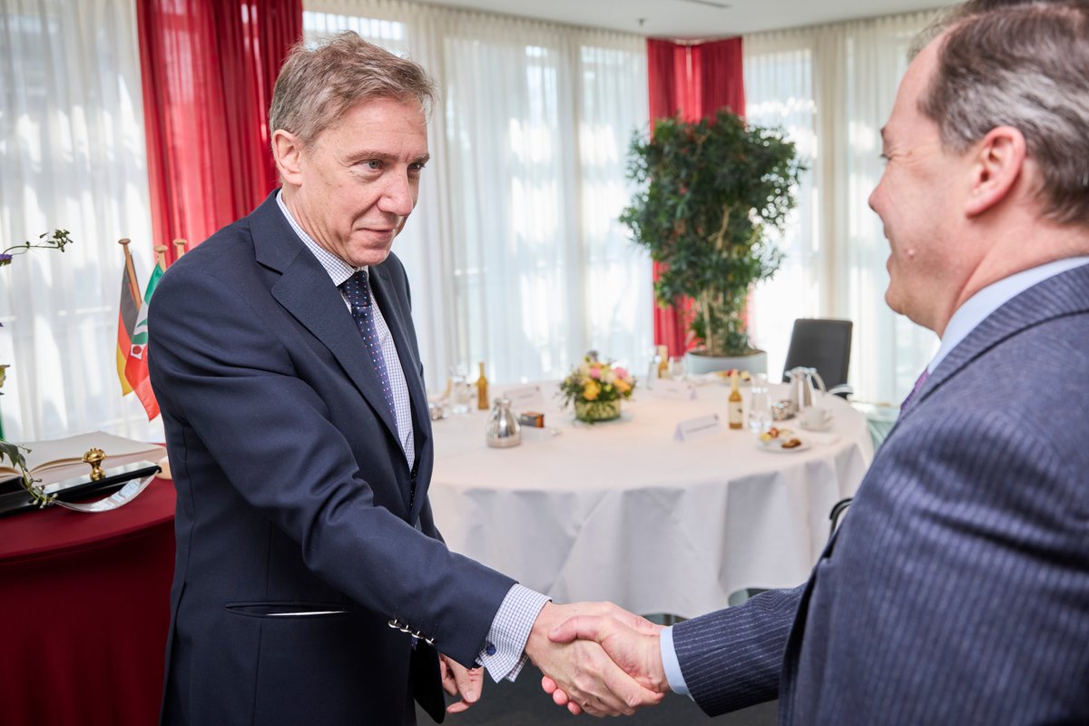 Καλώς ήρθατε στη Γερμανία - herzlich willkommen in Deutschland, Botschafter Alexandros Papaioannou! Der griechische Botschafter stattete Staatssekretär <a href="/markspeich/">markspeich</a> einen Antrittsbesuch ab. Dabei ging es um die freundschaftlichen Beziehungen zwischen #NRW und 🇬🇷. @greeceingermany