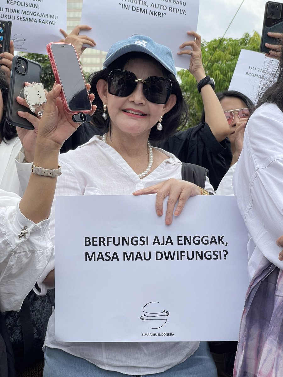 AirinDatangLagi's tweet image. “Berfungsi aja Enggak, masa mau Dwifungsi?”