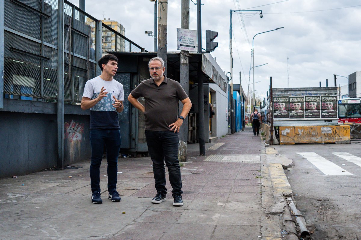 dievalen's tweet photo. Gran noticia para Ciudadela: el ministerio de transportes autorizó nuestro pedido de remoción de buena parte del obrador sobre Rivadavia. Ahora es mucho más fácil y seguro cruzar la avenida. También colocamos 2 nuevos semáforos para ordenar la circulación y ayudar a cruzar a los peatones!