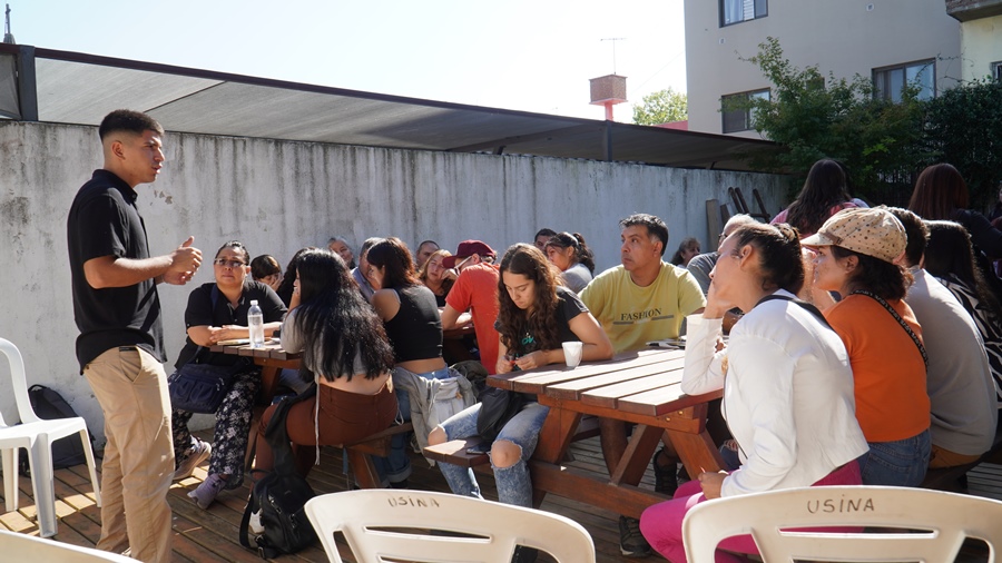 MerloGob's tweet photo. ▶️Vecinos de #Merlo participaron de un encuentro de alfabetización digital
☑️Se brindó información sobre #redessociales, #ciberseguridad y herramientas tecnológicas
ℹ️Participaron estudiantes secundarios, #PlanFinEs y #adultosmayores
La nota en: https://t.co/LPwv2KOS7q
#MerloGob https://t.co/lsfsZmZEM1