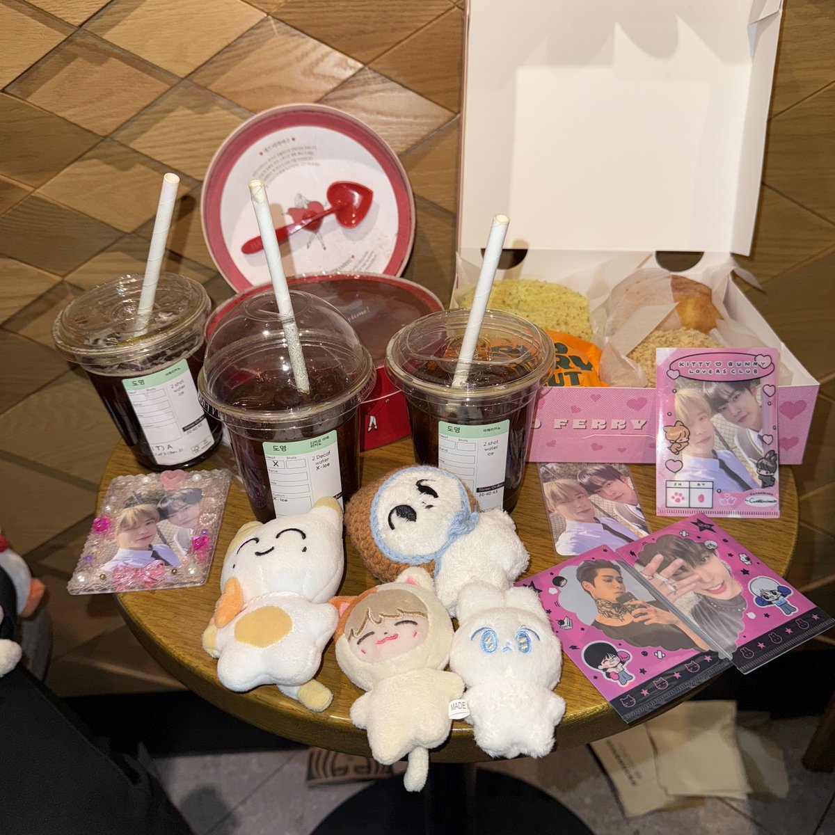 도엉도엉도엉
삼도엉 애티튜드에 맞춰서 디카프까지 😁💘