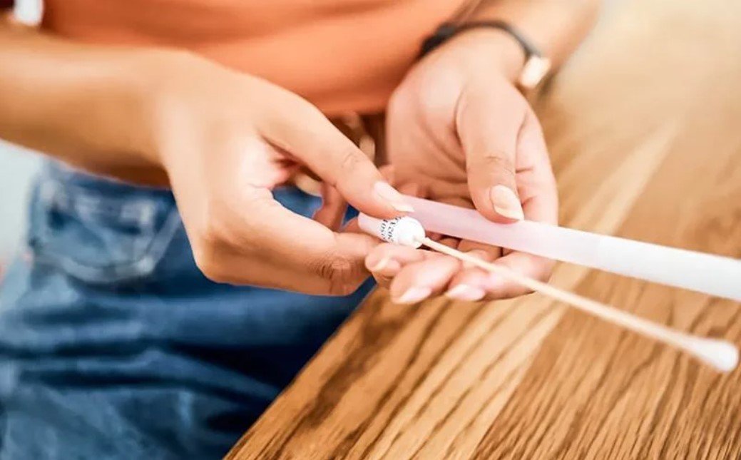 RocheDiaUK's tweet image. #NHS England is preparing to introduce DIY #selfsampling kits for #cervicalscreening as part of its plan to eradicate #cervicalcancer by 2040. Innovations like self-sampling can help protect more people from this highly preventable #cancer. 👇🏽💙
england.nhs.uk/long-read/cerv…