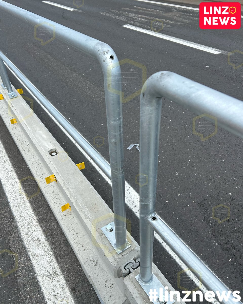 linzdotnews's tweet photo. 😮 GITTER DA
🚧 Die neuen Betonwände für die Radspuren auf der Nibelungenbrücke bekamen in der Nacht Gitter aufgeschraubt.
#nibelungenbrücke #fastfertig #gitter #radwege #omg #linz #politik #verkehr #linznews https://t.co/g46cwz2nGG