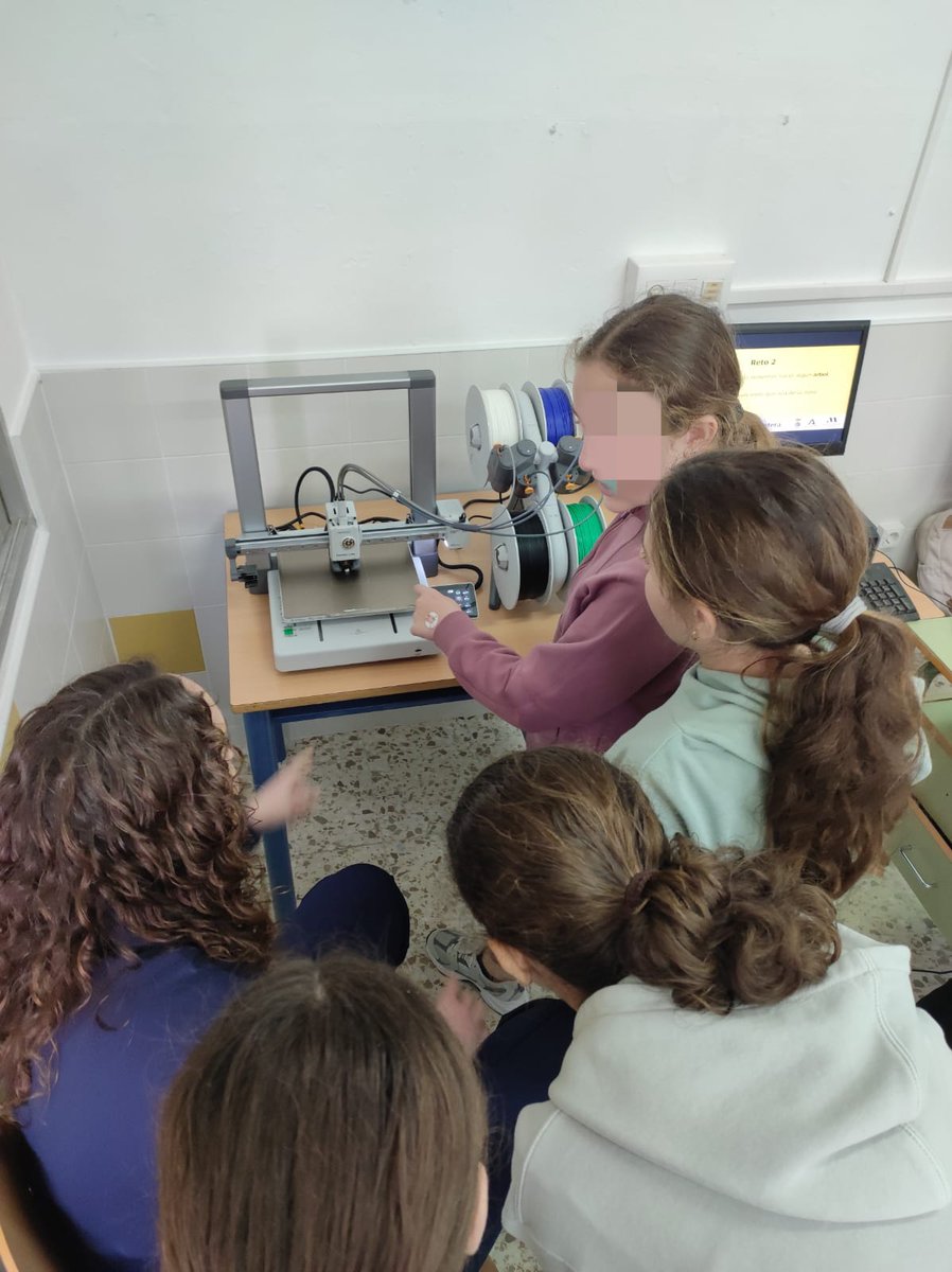 PVuelaCortesFra's tweet photo. Proyecto llevado a cabo con #alumnosenpracticasFP en el @ceipcortesfront con los alumn@s de 5º y 6ª de primaria, desarrollaron su curiosidad e imaginación creando diseños con la herramienta gratuita #tinKercard para #impresión3D @cortesdelafron  @Manuel_DT @PuntosVuela https://t.co/zFJw5ZIEye