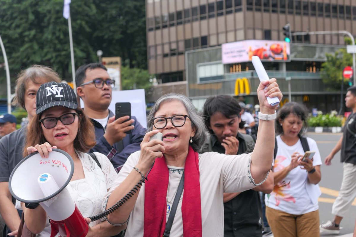 "Kami adalah Ibu Indonesia"

Kami menyuarakan kesedihan dan keprihatinan para ibu di seluruh Indonesia yang mengharapkan Indonesia yang lebih baik bagi generasi anak-anak kami. 

Kami tidak rela masa depan anak-anak kami diambil oleh keserakahan para elite pejabat yang menempuh