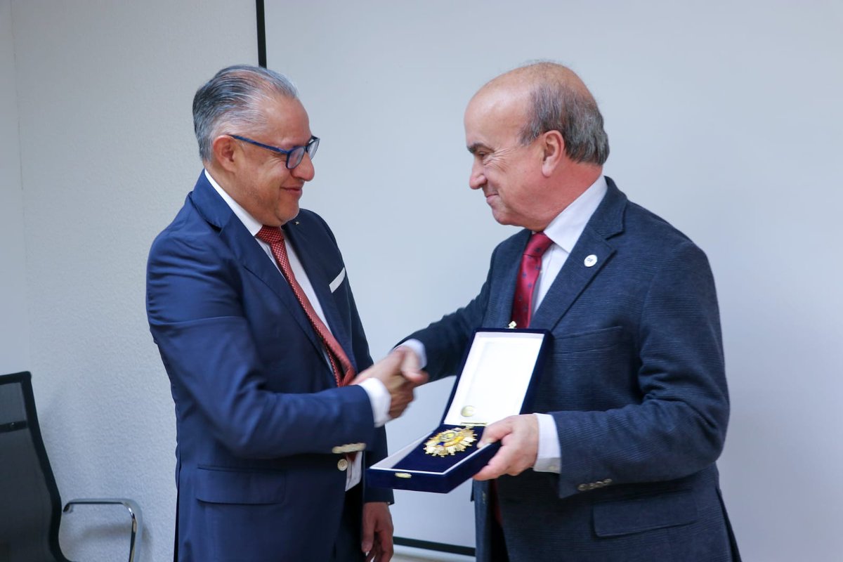 Mariano Jabonero (@jabonerooei) on Twitter photo Ha sido un honor recibir esta mañana, en nombre de la OEI, la condecoración “Simón Bolívar” a la Integración Latinoamericana, otorgada por el Parlamento Andino (<a href="/Parlandino/">Parlamento Andino</a>) y entregada por su presidente, Gustavo Pacheco Villar (<a href="/G_PachecoVillar/">Gustavo Pacheco Villar</a>), y su secretario general, Eduardo Ha sido un honor recibir esta mañana, en nombre de la OEI, la condecoración “Simón Bolívar” a la Integración Latinoamericana, otorgada por el Parlamento Andino (<a href="/Parlandino/">Parlamento Andino</a>) y entregada por su presidente, Gustavo Pacheco Villar (<a href="/G_PachecoVillar/">Gustavo Pacheco Villar</a>), y su secretario general, Eduardo