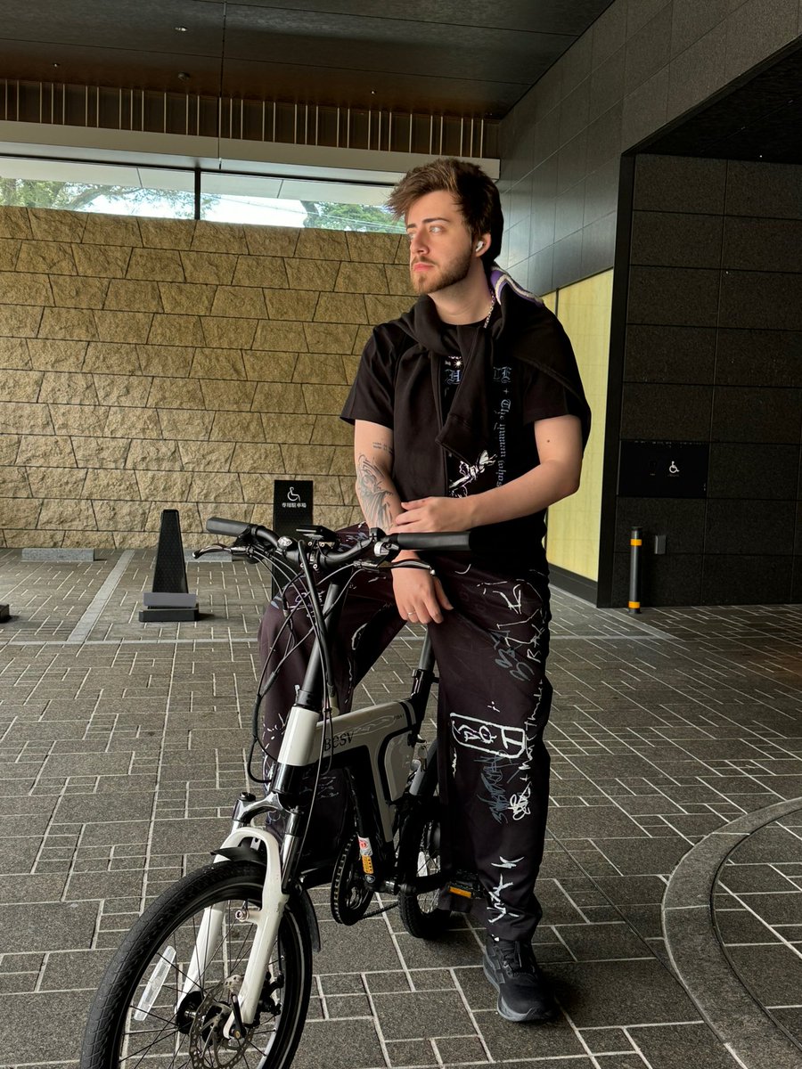 cellbit's tweet image. aprendendo a andar sem as rodinha