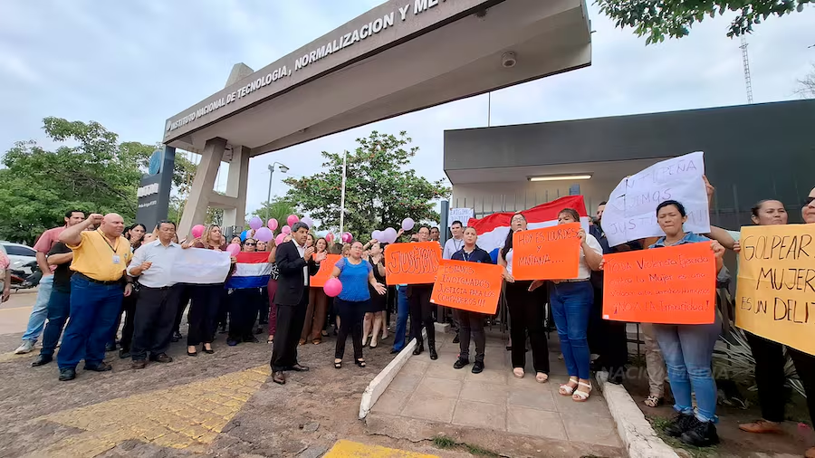 treintamastv's tweet photo. #UNOTieneQueDecirlo | #INTN accionará contra abogado que abofeteó a funcionaria
📞En línea la directora del @IntnParaguay, Ing. Lira Giménez
🗣️"Creo que todos sabemos como es la violencia. La violencia no es accidental. Reitero, este señor (abogado) tuvo la intención de agredir. Nosotros solamente podemos mantenernos firmes en lo que estamos haciendo".
🔴Escuchá EN VIVO: https://t.co/B1dRsH6GxU
📲WhatsApp: (0976) 650-650.
@DiosPipo2024, @LaThomen_soy, #RobertoTito
#RadioUNO | #650AM