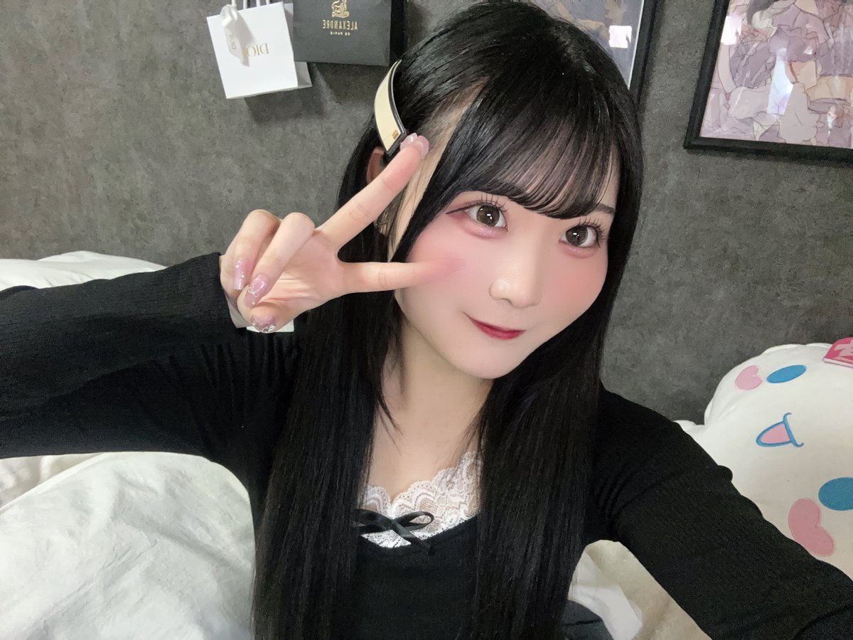 最後のSHOWROOMありがとうございました！

昔は毎日配信してたりとかとーっても思い出沢山🎶
みんなとお話できる時間とても好きだったよ

前はお話するのとっても苦手人間だったけどみんなのおかげで少しずつお話するの楽しくなったの！
沢山お話してくれてありがとうでした💘